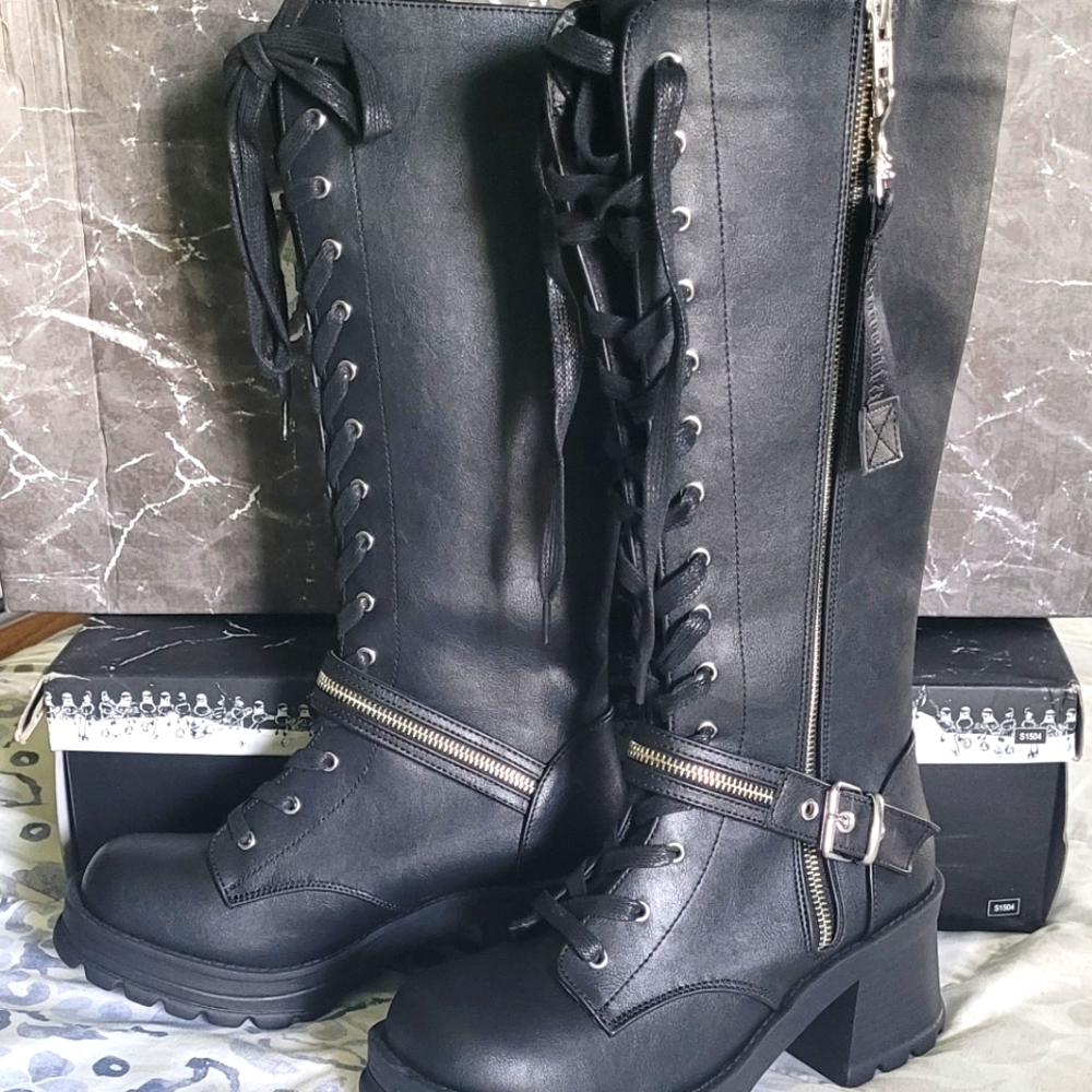 New in box Demonia Bratty 206 boots.